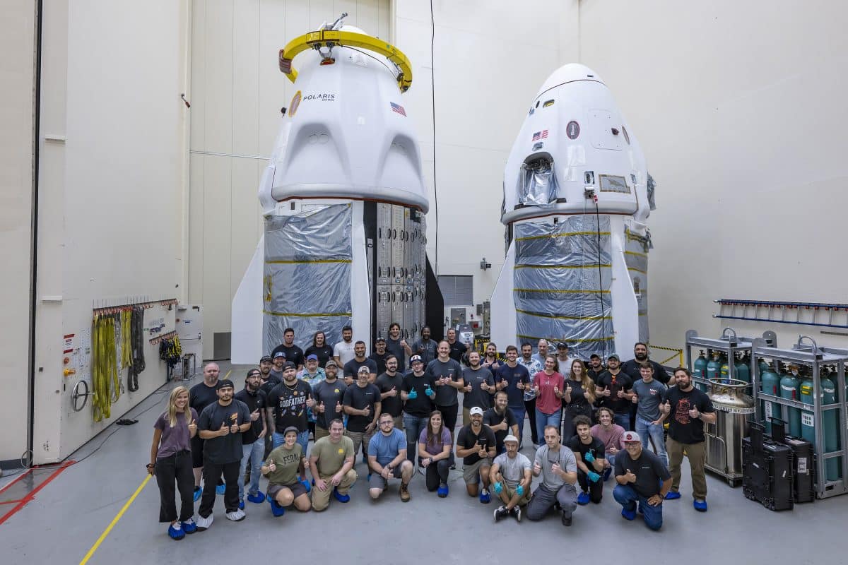 Инженеры SpaceX и капсулы Crew Dragon / © SpaceX