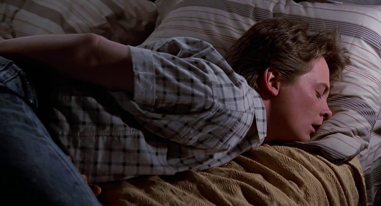 Здоровый полноценный сон. Кровать для мальчика. Спящий мужчина. Кровати у казахов. Спящий мужчина.