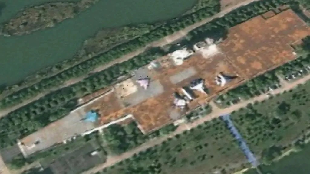 Макет GJ-11 на испытательном полигоне авианосца в Ухане / © Google Earth