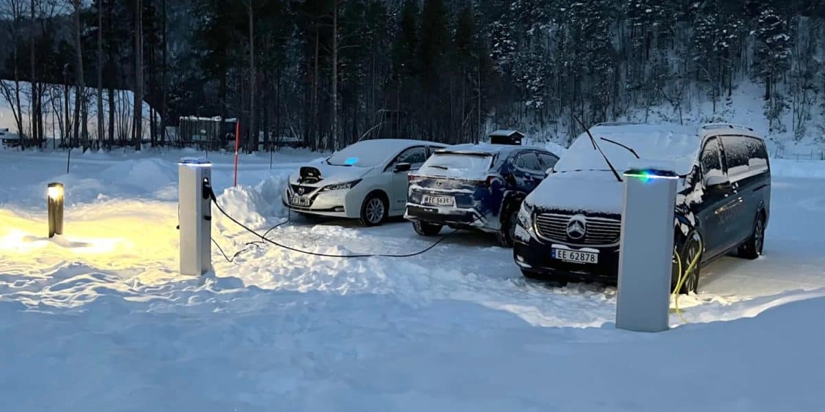 Электромобили на зарядной станции в Норвегии / © AFP