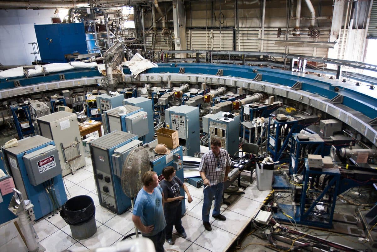 Ученые внутри кольца хранения частиц эксперимента Muon g-2 / © Brookhaven National Laboratory