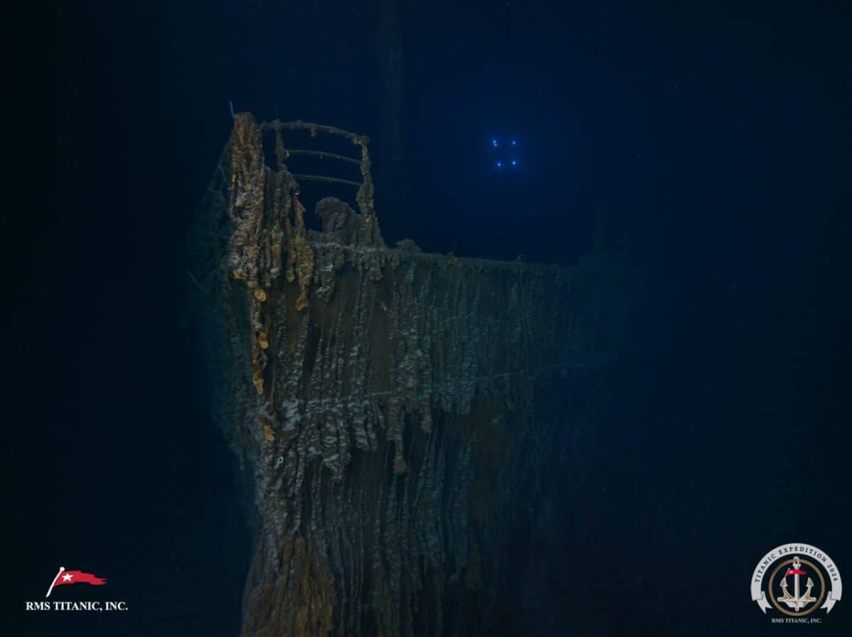 4,5-метровая часть ограждения рухнула на дно / © RMS Titanic Inc