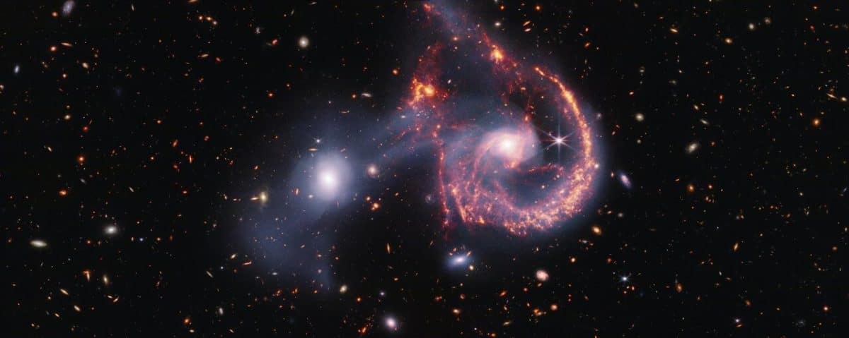 Взаимодействующие галактики Arp 107 / © NASA, ESA, CSA, STScI 