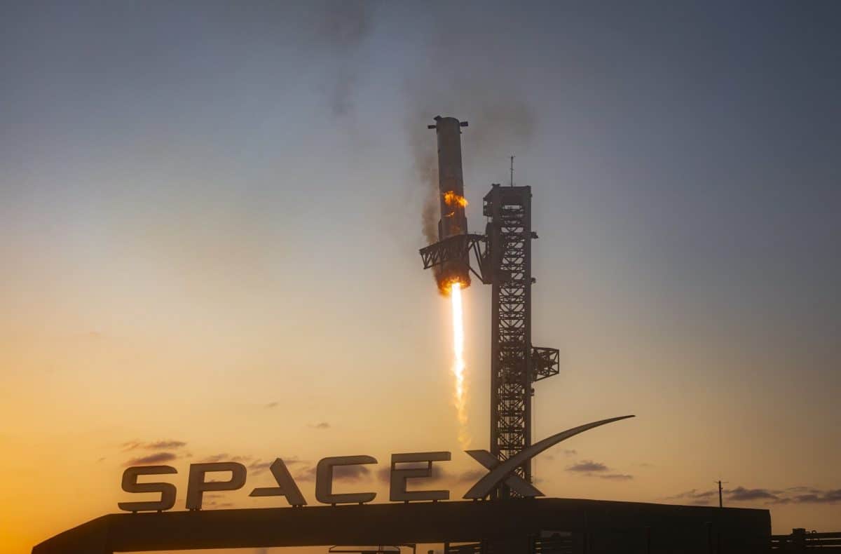 Super Heavy возвращается на «Звездную базу» SpaceX / © SpaceX