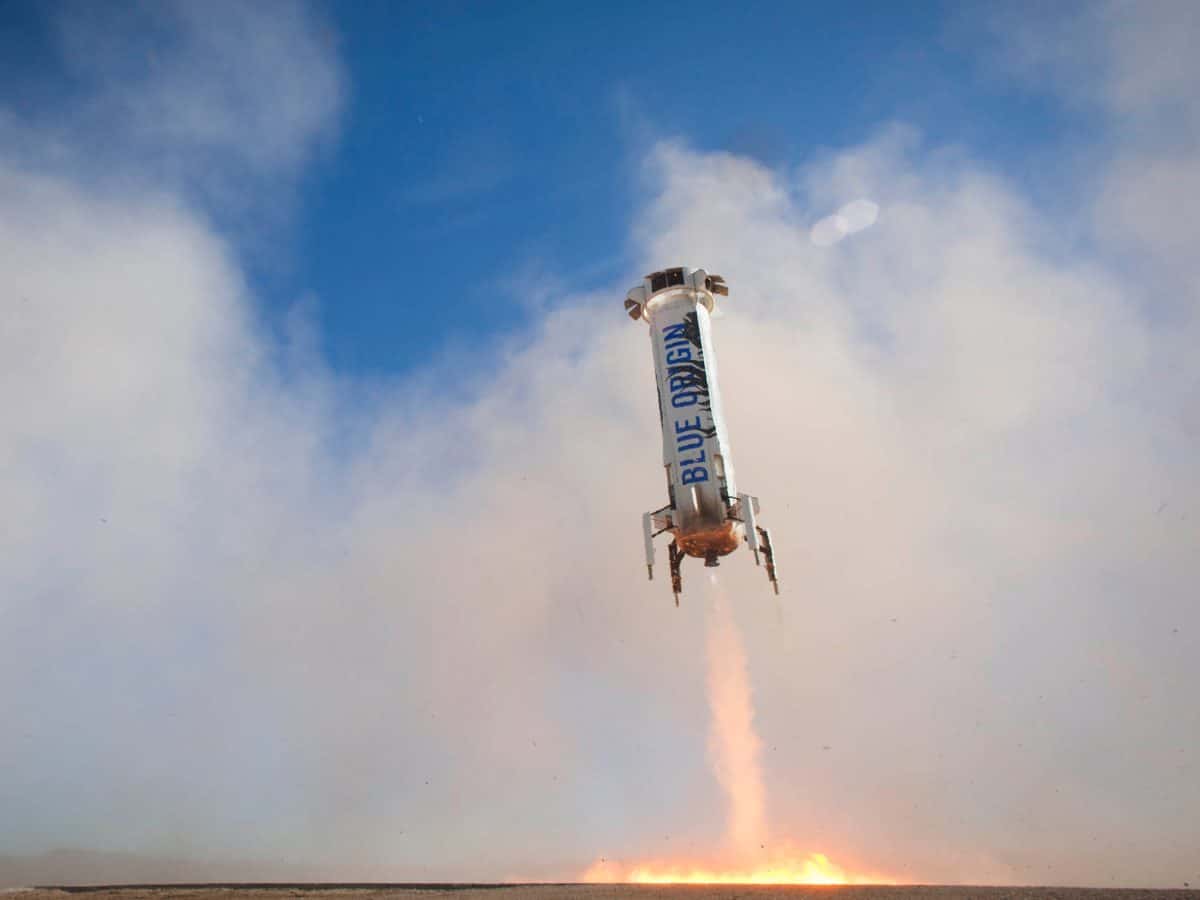 Возвращение ускорителя New Shepard на землю / © Blue Origin