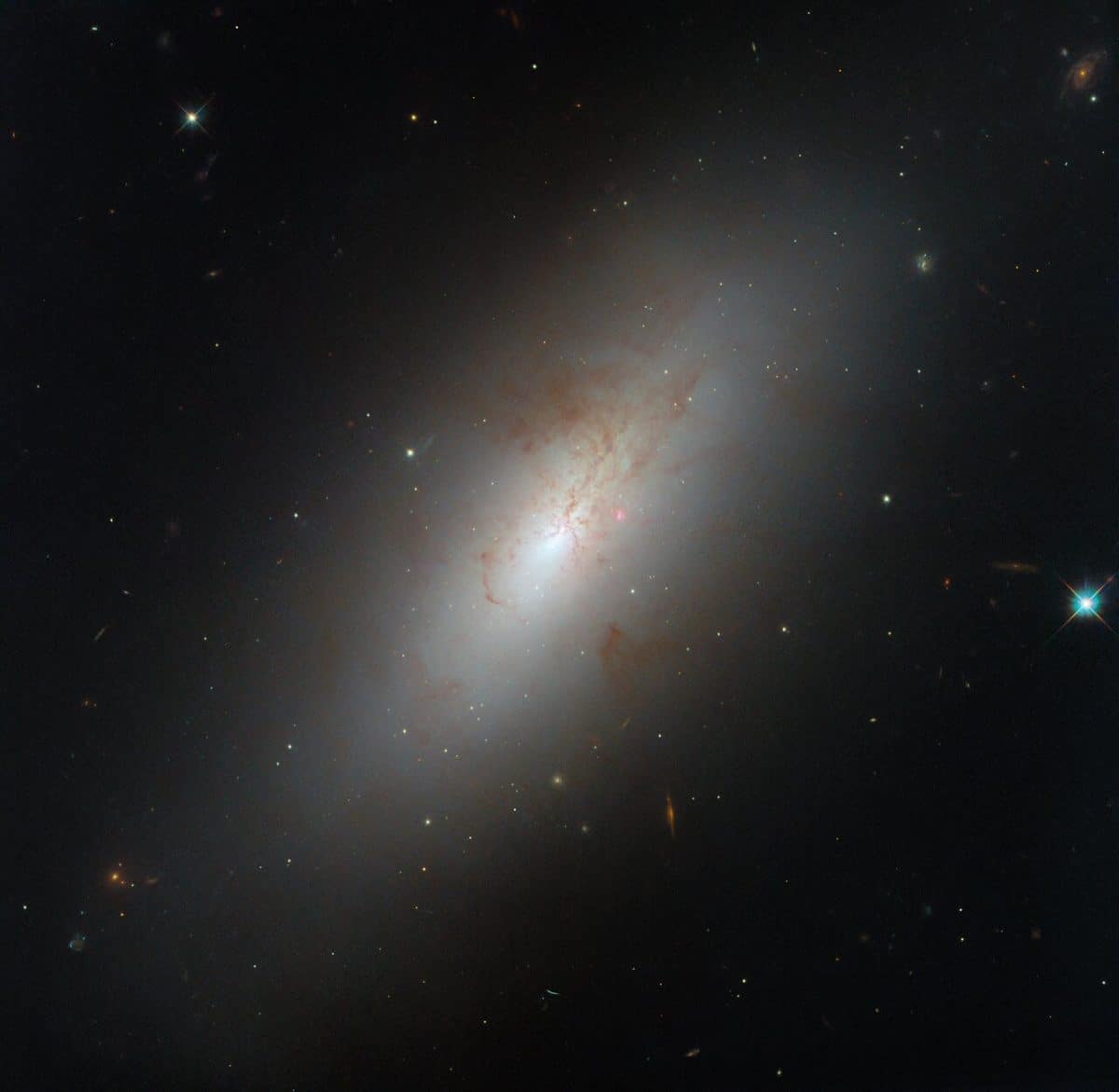 Галактика NGC 4694 / © ESA / Hubble & NASA, D. Thilker