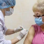 Медики нашли причину слабого иммунного ответа на вакцину от гриппа у пожилых людей