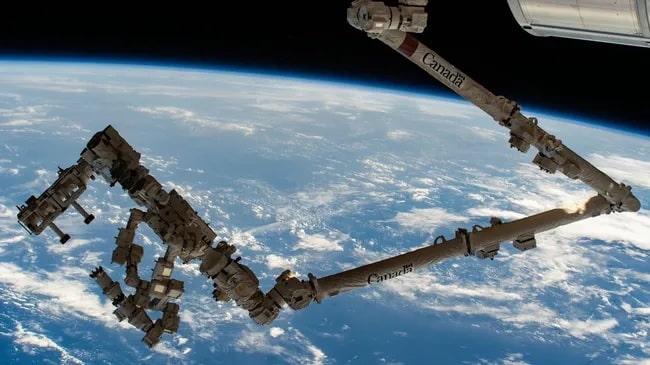 Роботизированная рука Canadarm2 и манипулятор Dextre / © NASA