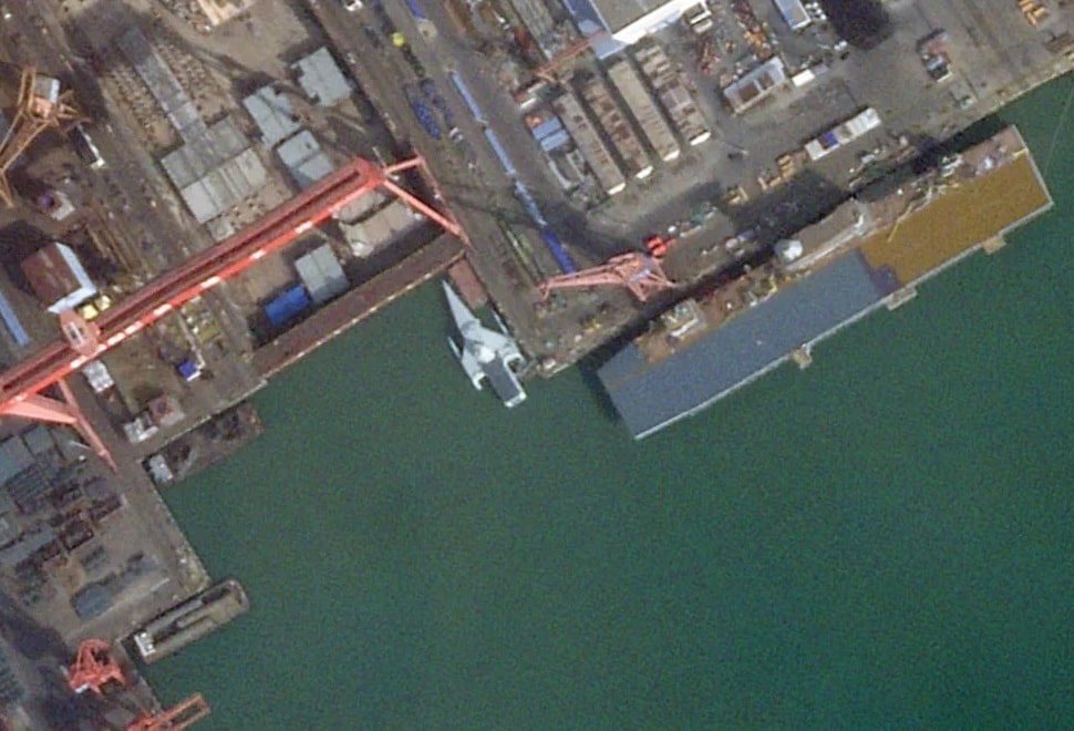 Спутниковый снимок малозаметного тримарана на судостроительной верфи Guangzhou Shipyard International / © Planet labs 