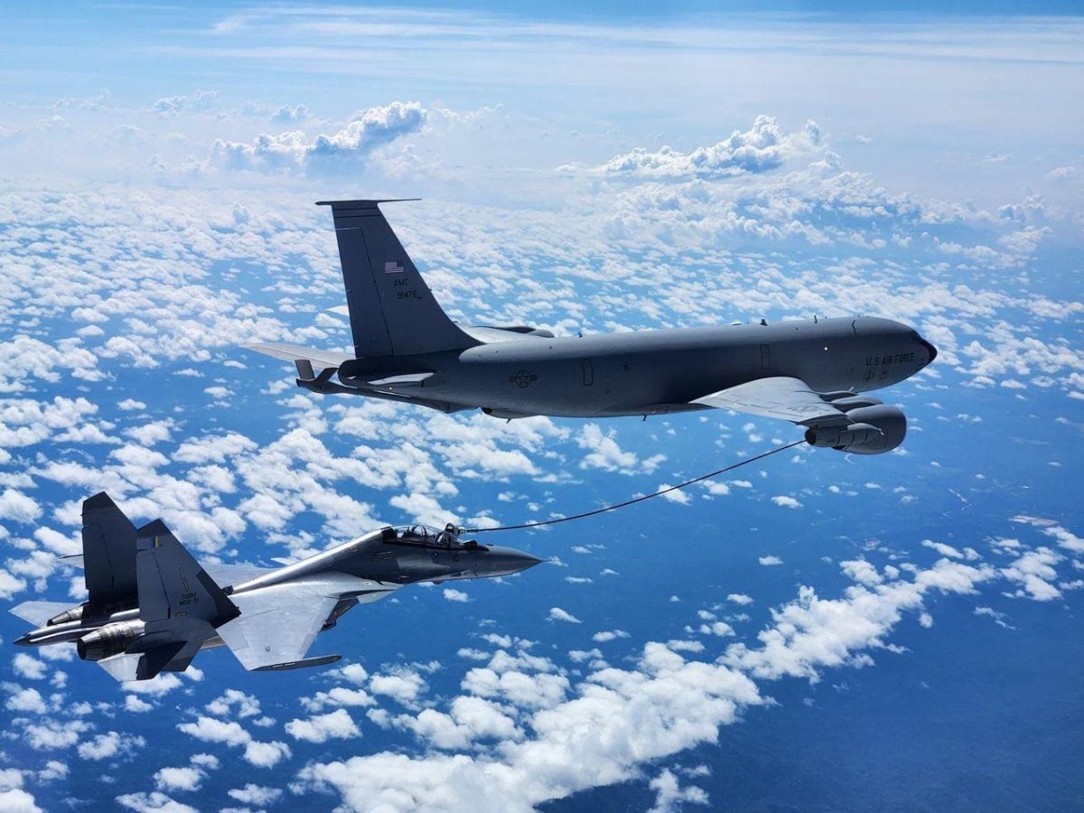 Топливозаправщик Boeing KC-135 заправляет Су-30МКМ / © 141st Air Refueling Wing