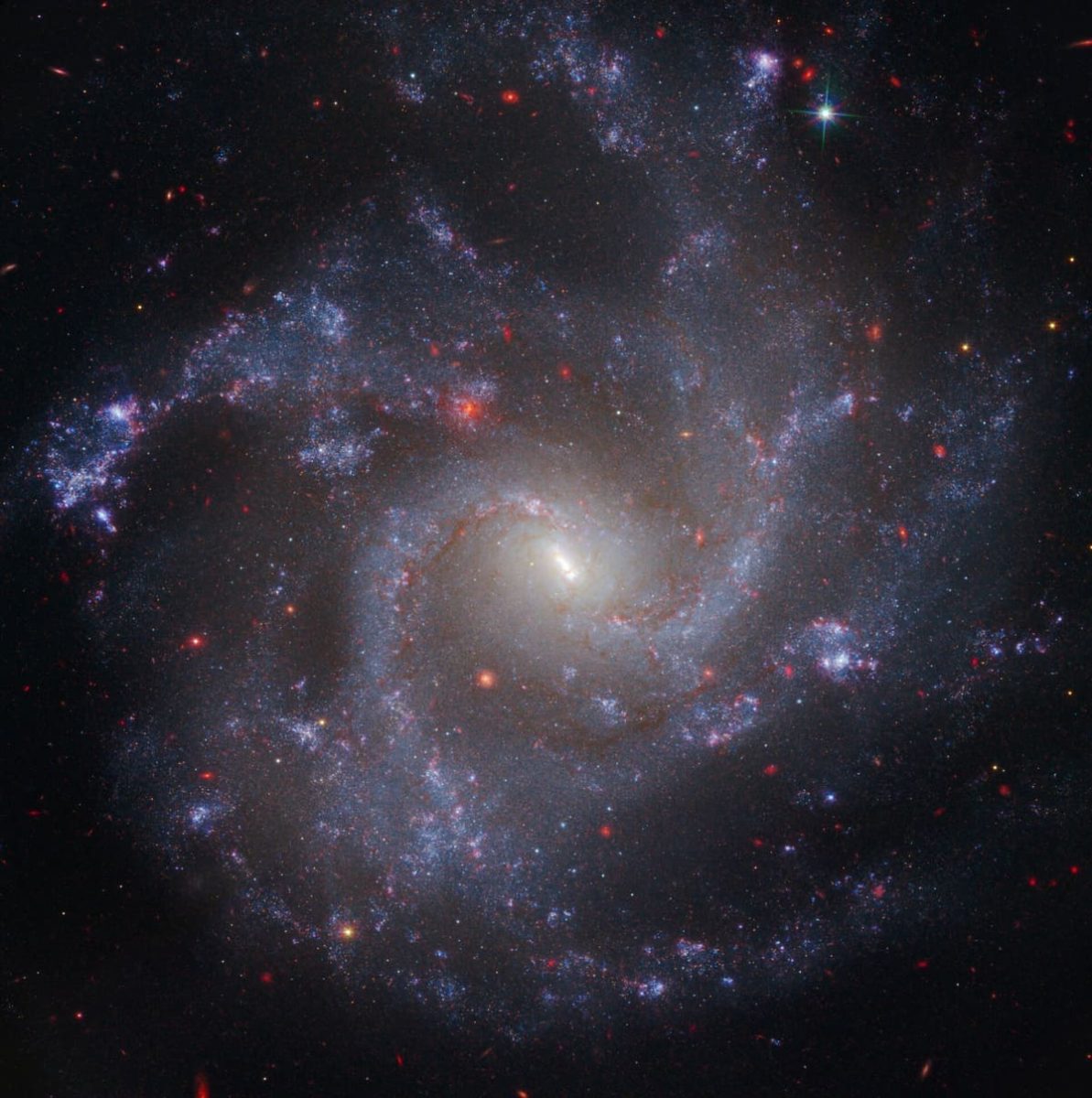 Изображение галактики NGC 5468, расположенной примерно в 130 миллионах световых лет от Земли / © ESA