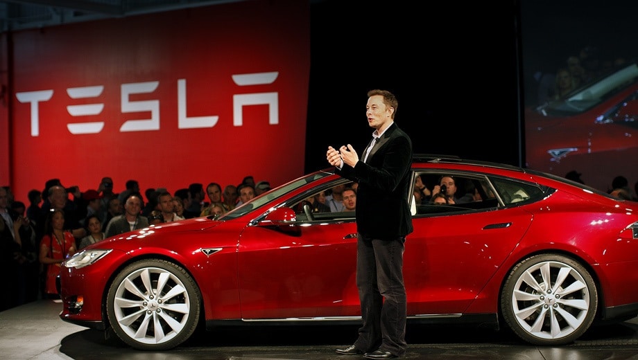 Илон Маск и электромобиль Tesla / © Getty Images 