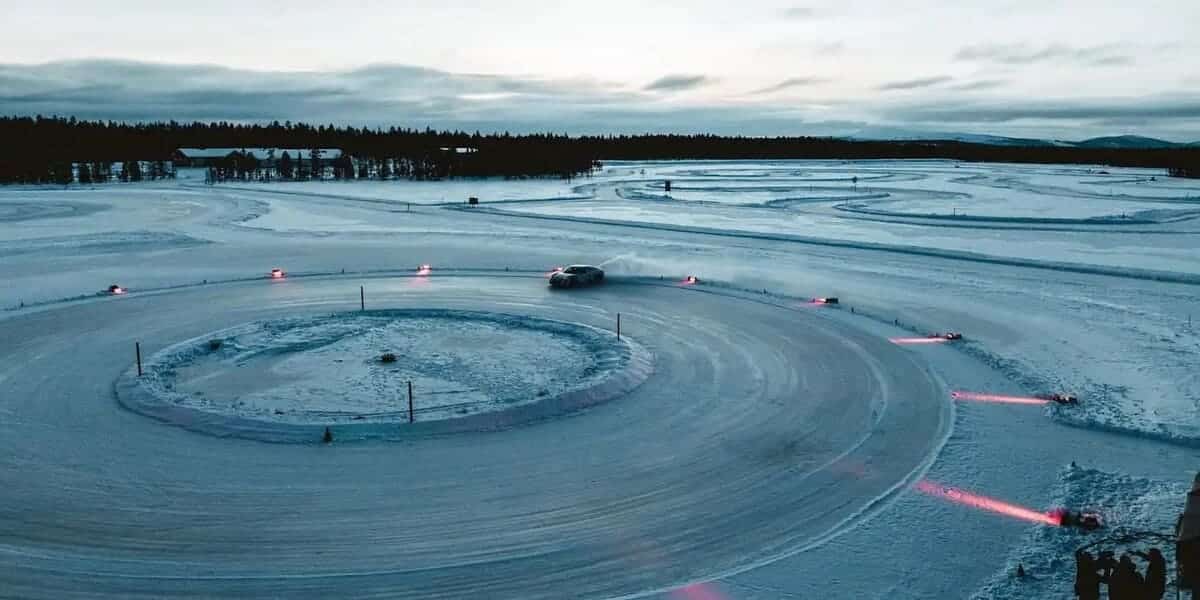 Электромобиль Porsche Taycan дрифтует на льду / © Porsche 