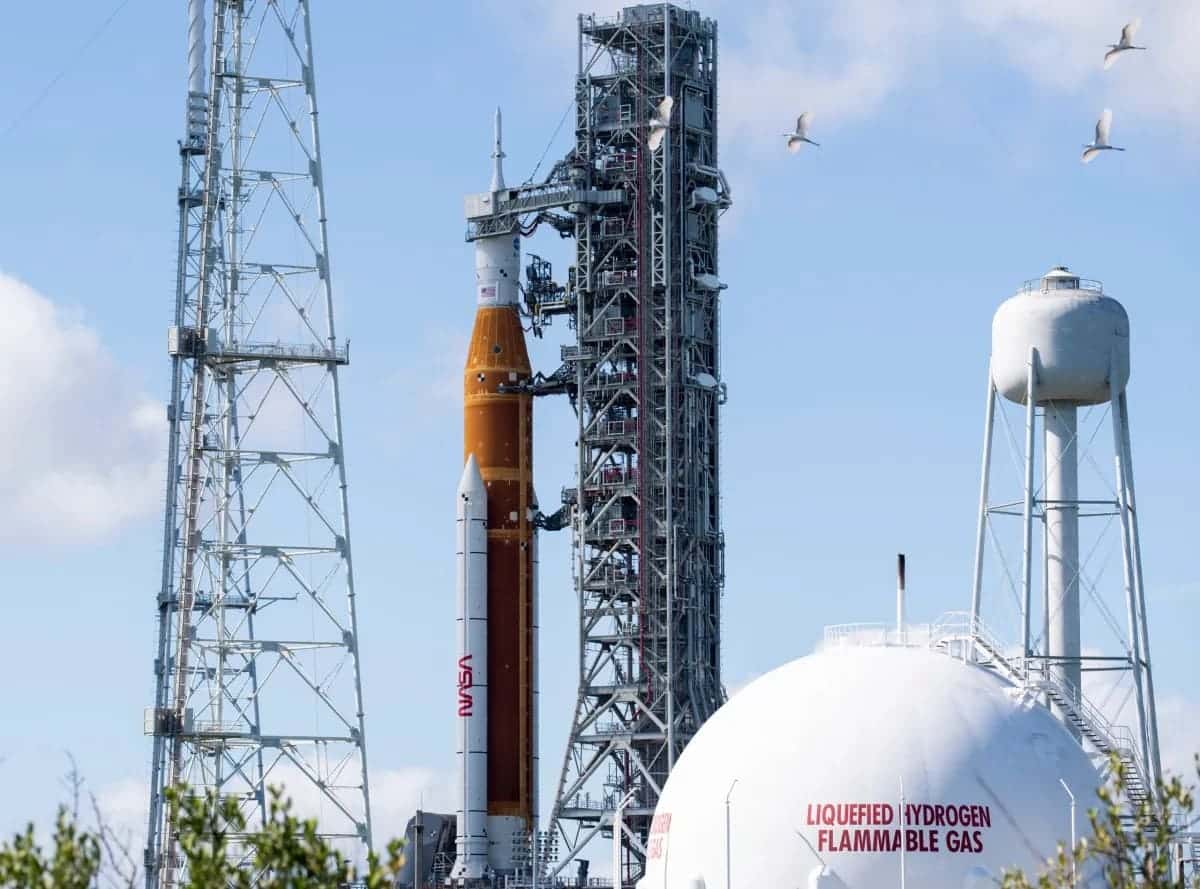 Ракета Space Launch System (SLS) с космическим кораблем Orion на стартовой площадке 39B в космическом центре имени Кеннеди во Флориде / © NASA