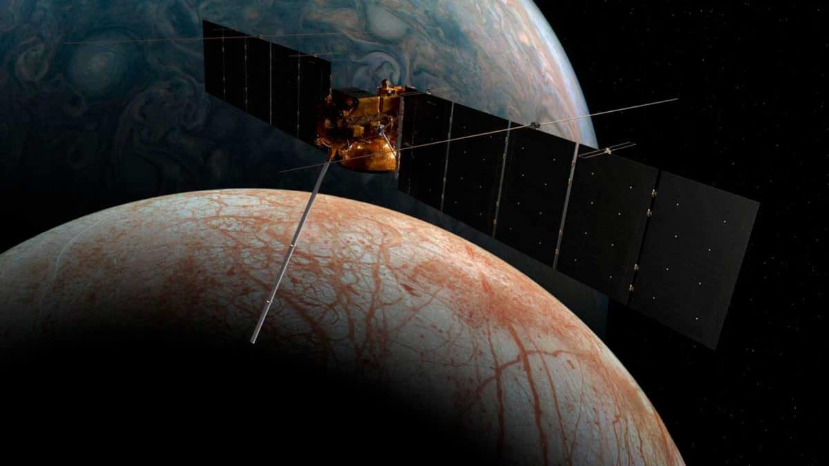 Зонд Europa Clipper над спутником Юпитера Европой в представлении художника