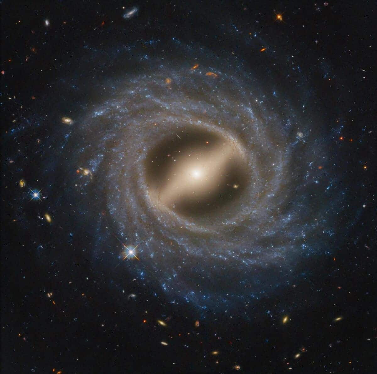 Спиральная галактика с перемычкой NGC 5335 / © NASA / ESA