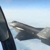 Опубликовано видео предельно близкого «контакта» российского истребителя Су-35 с американским F-35A – иллюстрация к материалу на Naked Science