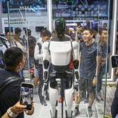Маск не сможет перейти к массовому производству робота Optimus без Китая, заявили эксперты – иллюстрация к материалу на Naked Science