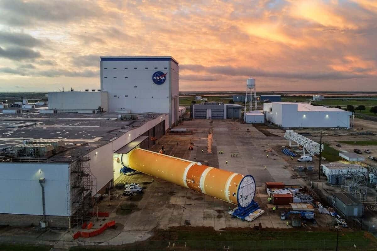 Инженеры  на сборочном предприятии NASA в Новом Орлеане готовят основную ступень лунной ракеты SLS (Space Launch System) к отправке во Флориду / © Michael DeMocker