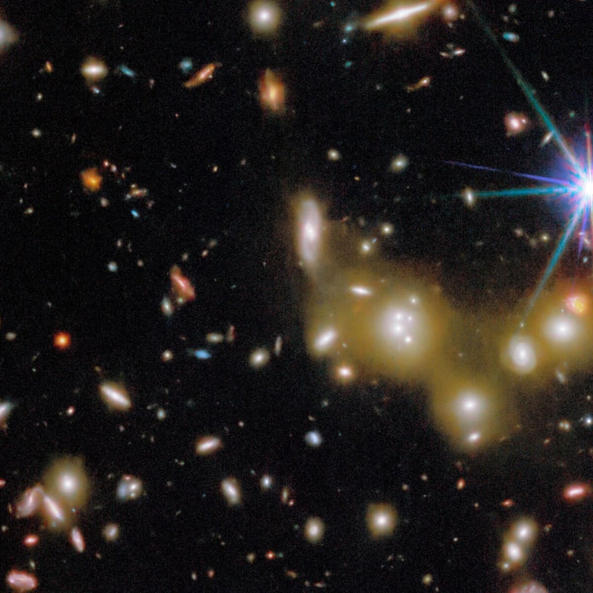 Яркая группа галактик, светящихся бело-золотым светом / © ESA / Webb, NASA & CSA, G. Gozaliasl, A. Koekemoer, M. Franco, and the COSMOS-Web team
