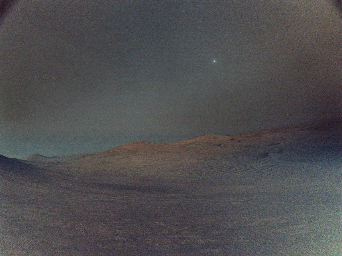 Марсианское небо перед рассветом в объективе Perseverance / © NASA / JPL-Caltech