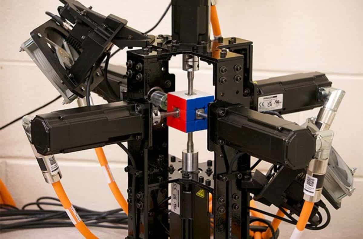 Робот Purdubik's Cube / © guinnessworldrecords