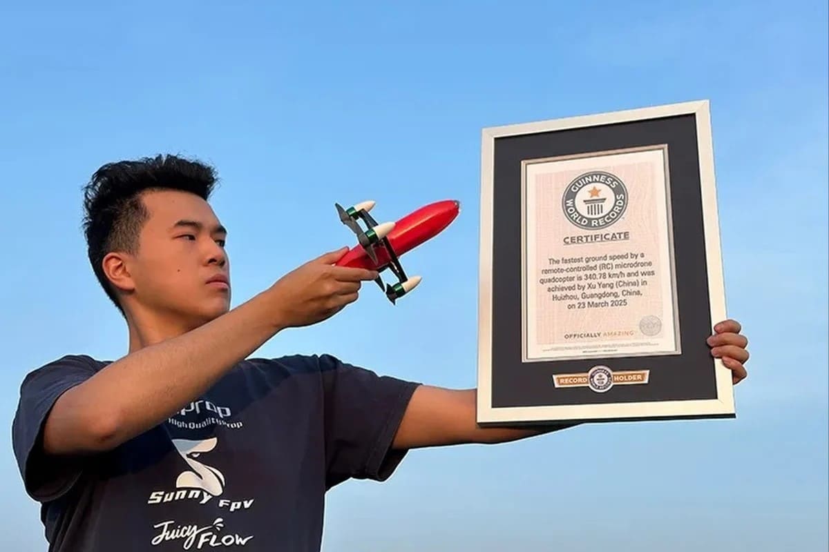 Сюй Ян и его микродрон Prowess / © Guinness World Records