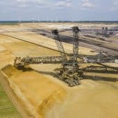 Экскаваторы работают на крупнейшем угольном карьере Германии