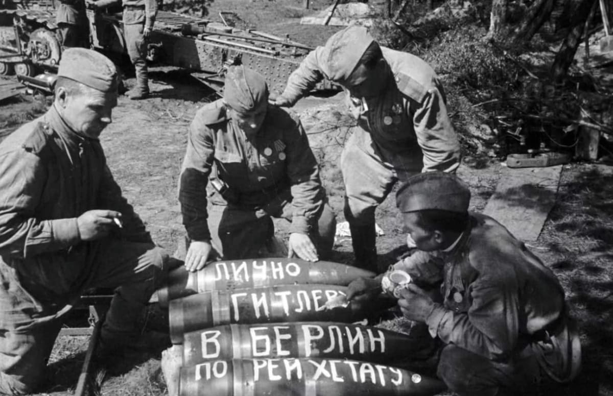 Советские артиллеристы под Берлином