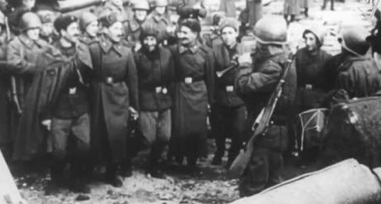 Бойцы 89-й Армянской Таманской трижды орденоносной стрелковой дивизии — единственного национального соединения РККА, участвовавшего во взятии Берлина, танцую национальный танец Кочари.