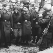 Бойцы 89-й Армянской Таманской трижды орденоносной стрелковой дивизии — единственного национального соединения РККА, участвовавшего во взятии Берлина, танцую национальный танец Кочари.