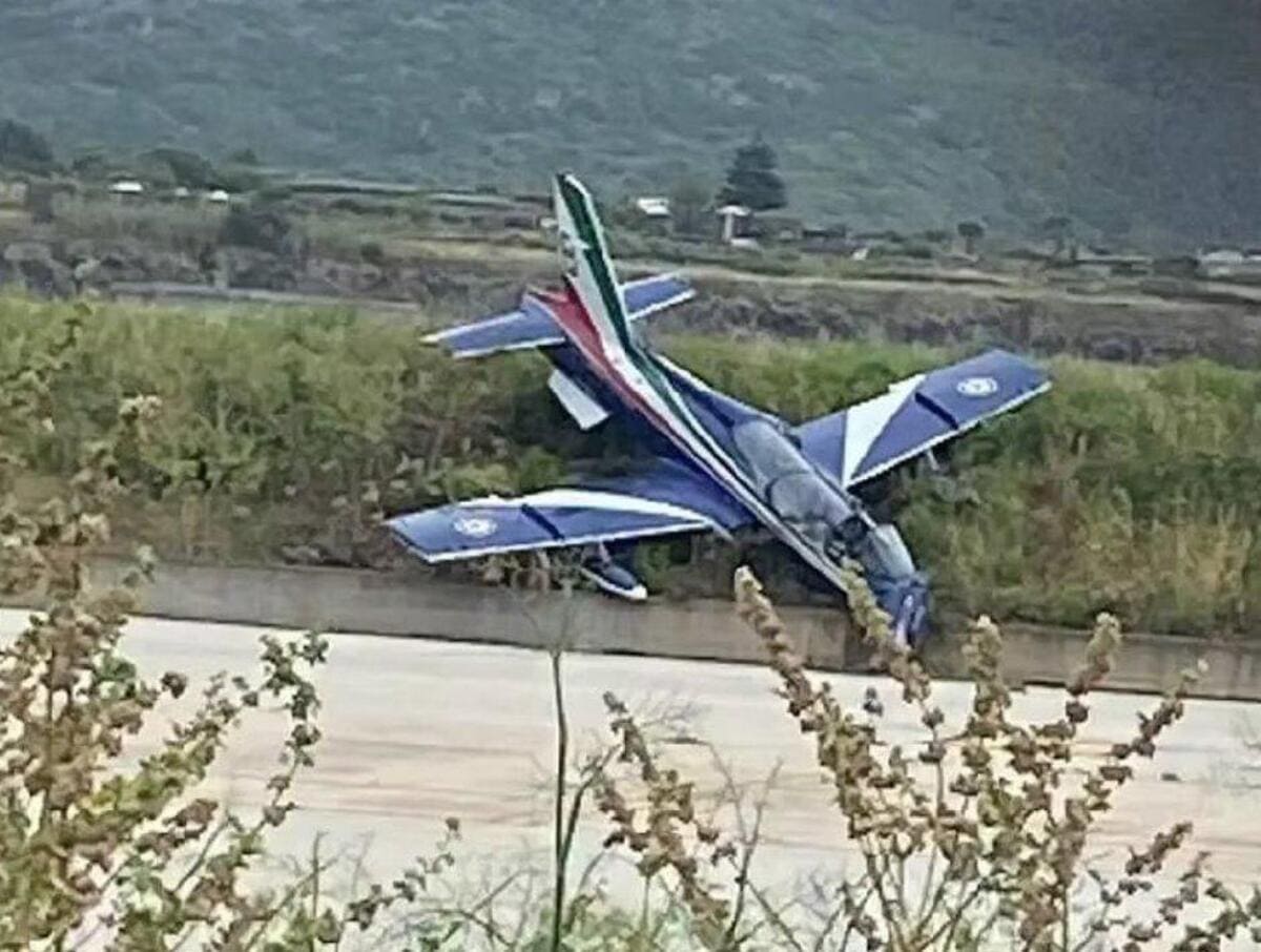 Один из самолетов MB-339 пилотажной группы Frecce Tricolori ВВС Италии после аварийной посадке / © Tg1