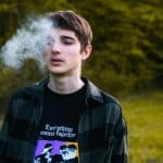 Подростки в Европе стали меньше пить и курить, но больше вейпить и играть на деньги