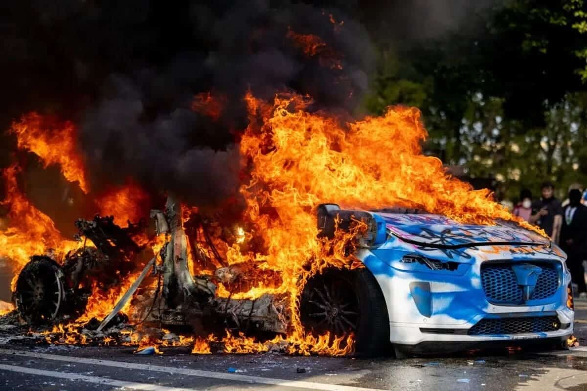 Горящий электромобиль Waymo / © Ringo Chiu / AFP via Getty