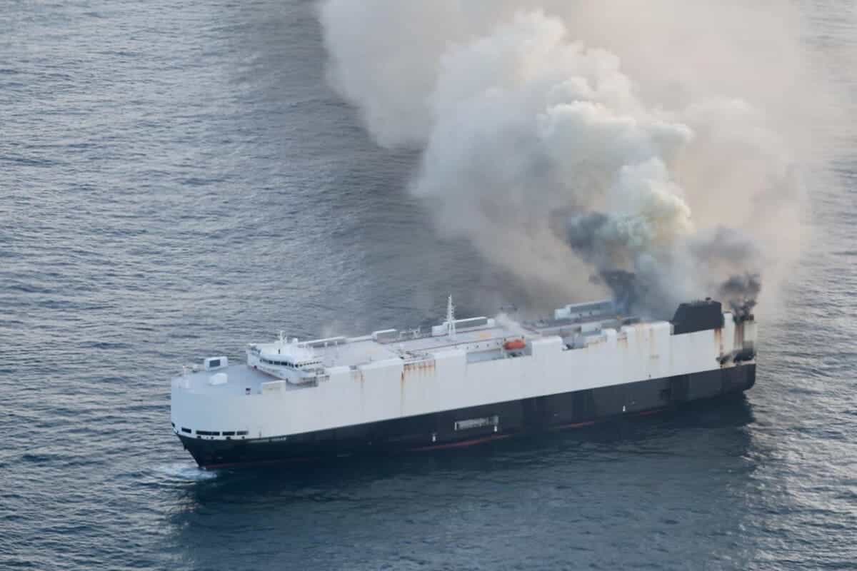 Горящее судно-автовоз Morning Midas в Тихом океане / © US Coast Guard