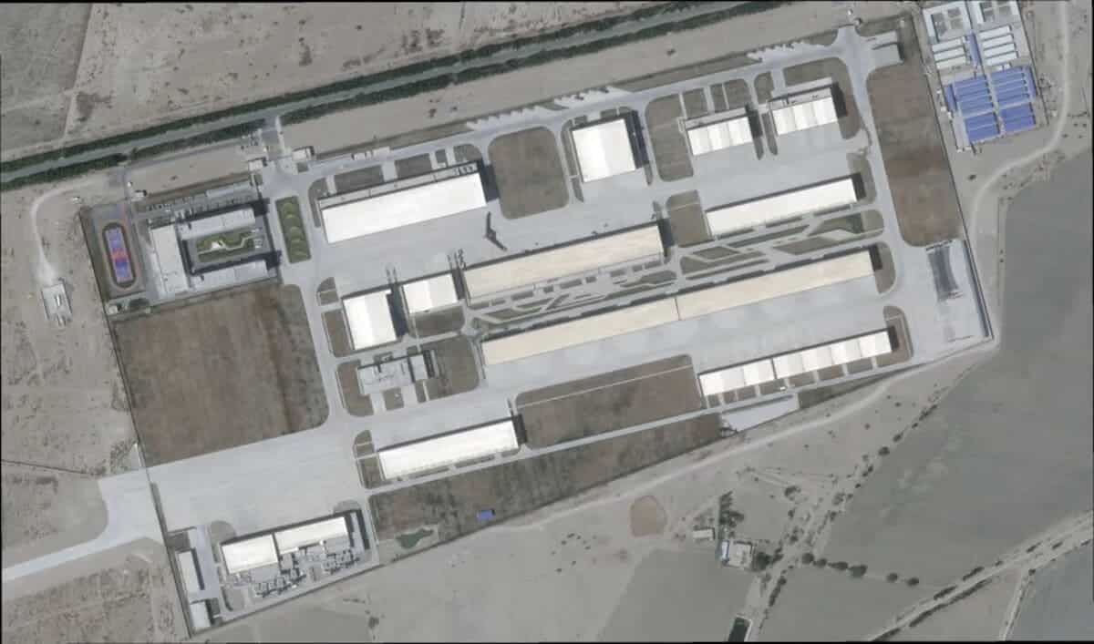 Неизвестный китайский военный самолет на секретном аэродроме Малан / © Planet Labs
