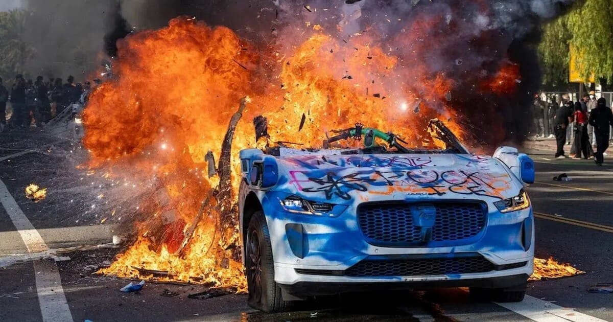 Горящее роботакси Waymo / © Benjamin Hanson / Middle East Images / AFP via Getty Images