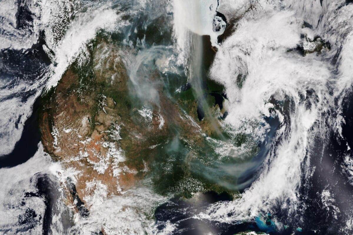 Дым от лесных пожаров в Канаде над  Северной Америкой / © NASA Earth Observatory