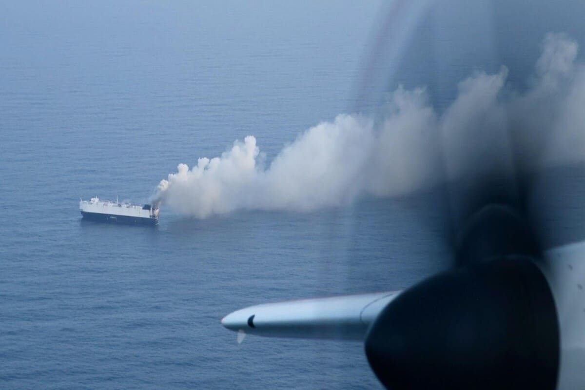 Горящее судно-автовоз Morning Midas в Тихом океане / © US Coast Guard