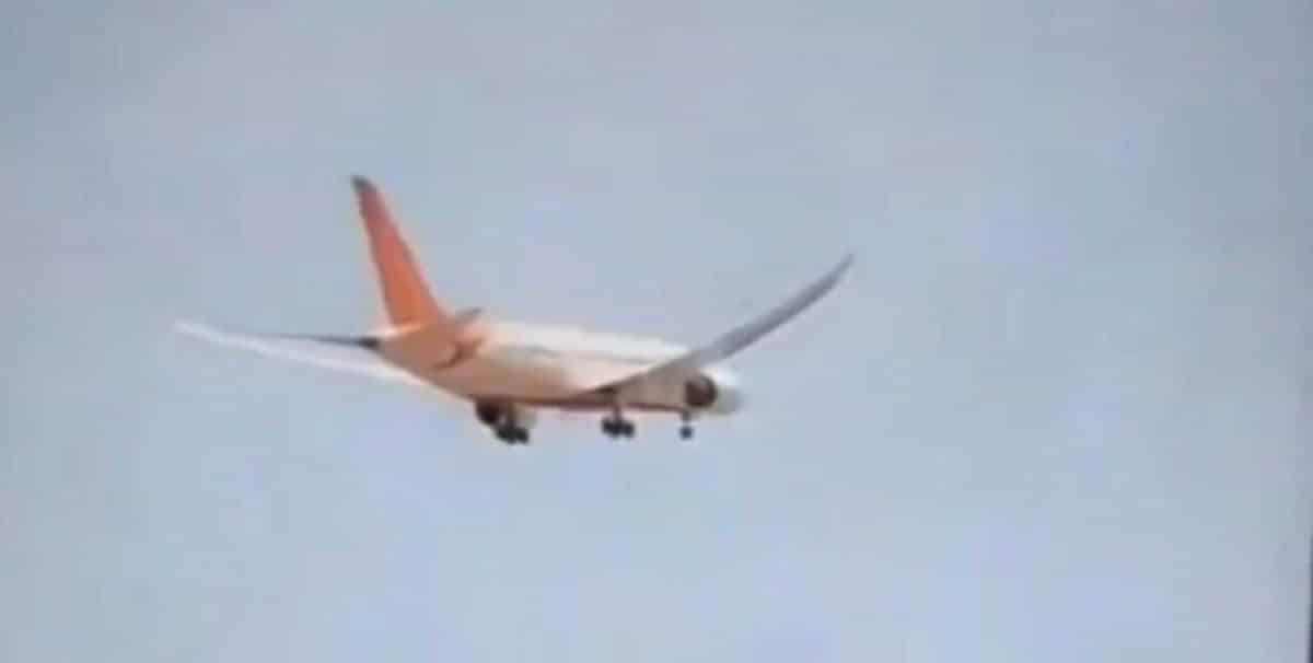 На кадре видно, что закрылки Boeing 787 находятся в убранном положении во время взлёта — при таком конфигурации крыло не создаёт достаточной подъёмной силы / © CC BY