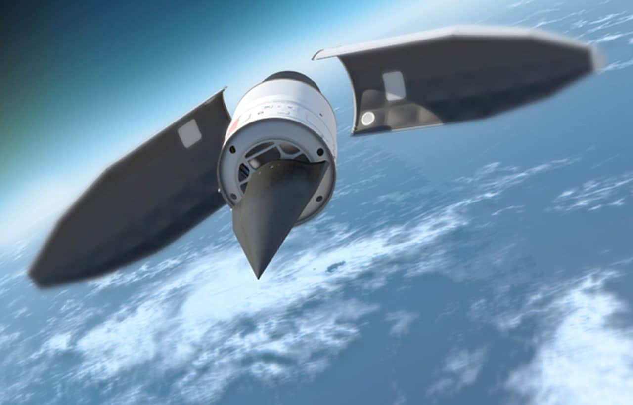 Экспериментальная гиперзвуковая боеголовка Falcon HTV-2, запускаемая ракетой-носителем Minotaur IV на суборбитальную траекторию в представлении художника В. Сергеев.