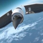 Экспериментальная гиперзвуковая боеголовка Falcon HTV-2, запускаемая ракетой-носителем Minotaur IV на суборбитальную траекторию в представлении художника В. Сергеев.