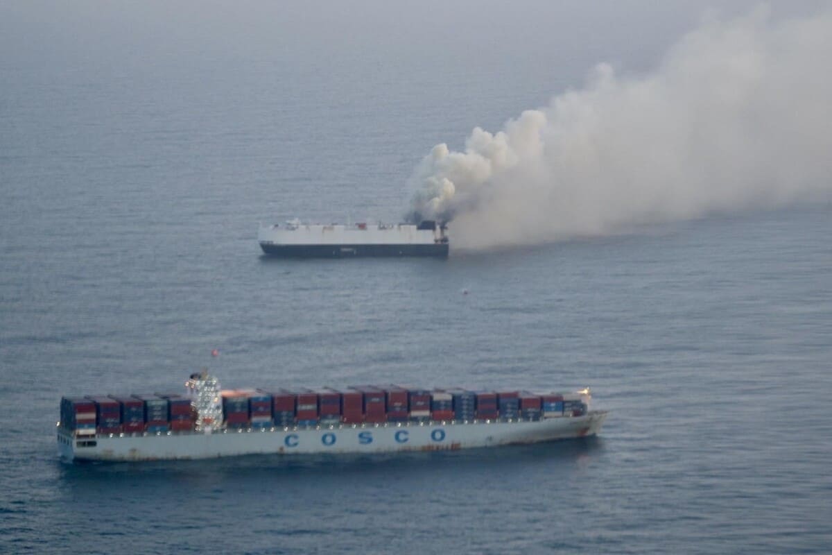 Горящее судно-автовоз Morning Midas в Тихом океане / © US Coast Guard