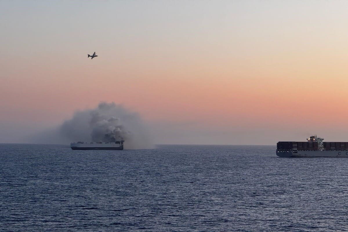 Горящее судно-автовоз Morning Midas в Тихом океане / © US Coast Guard