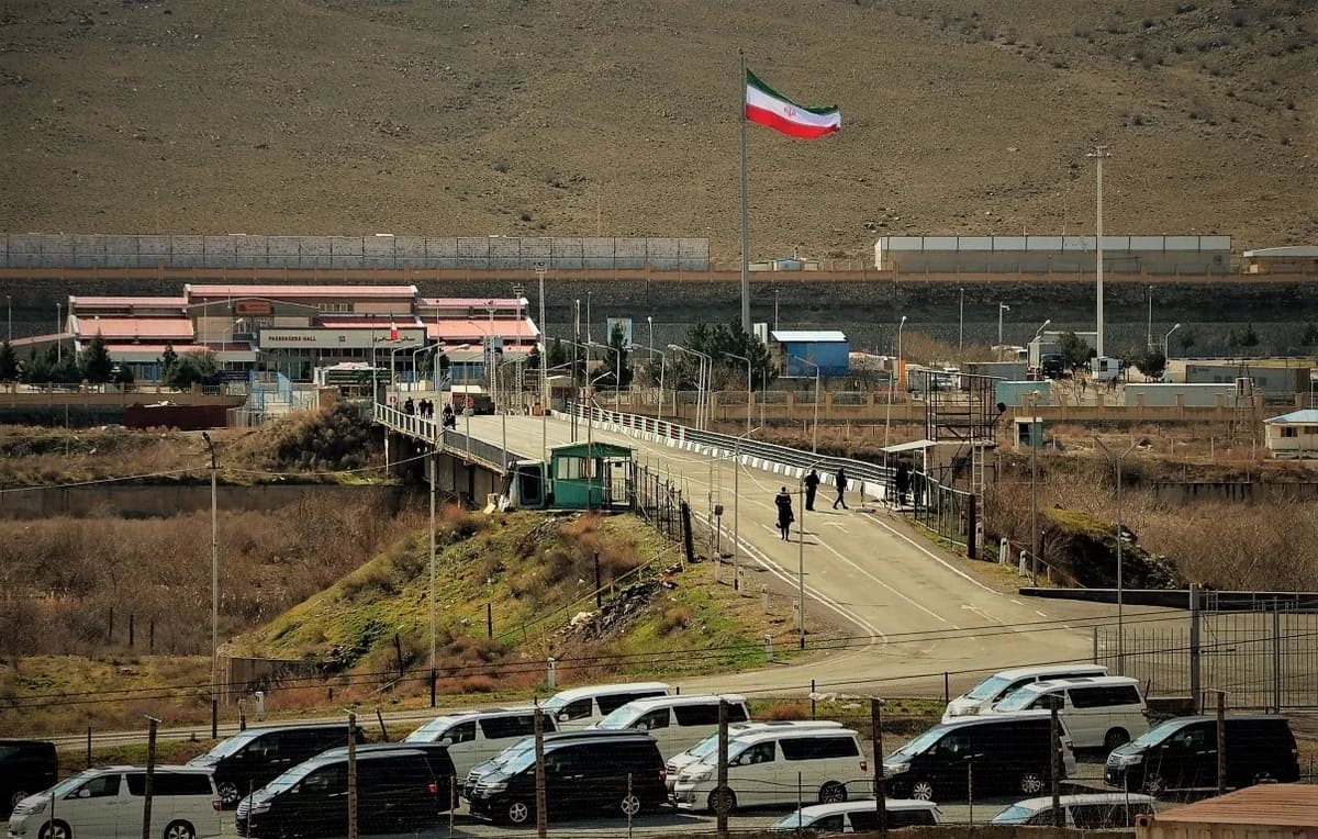 Пропускной пункт на армяно-иранской границе — вид с армянской стороны / © Puerrtto (LiveJournal)