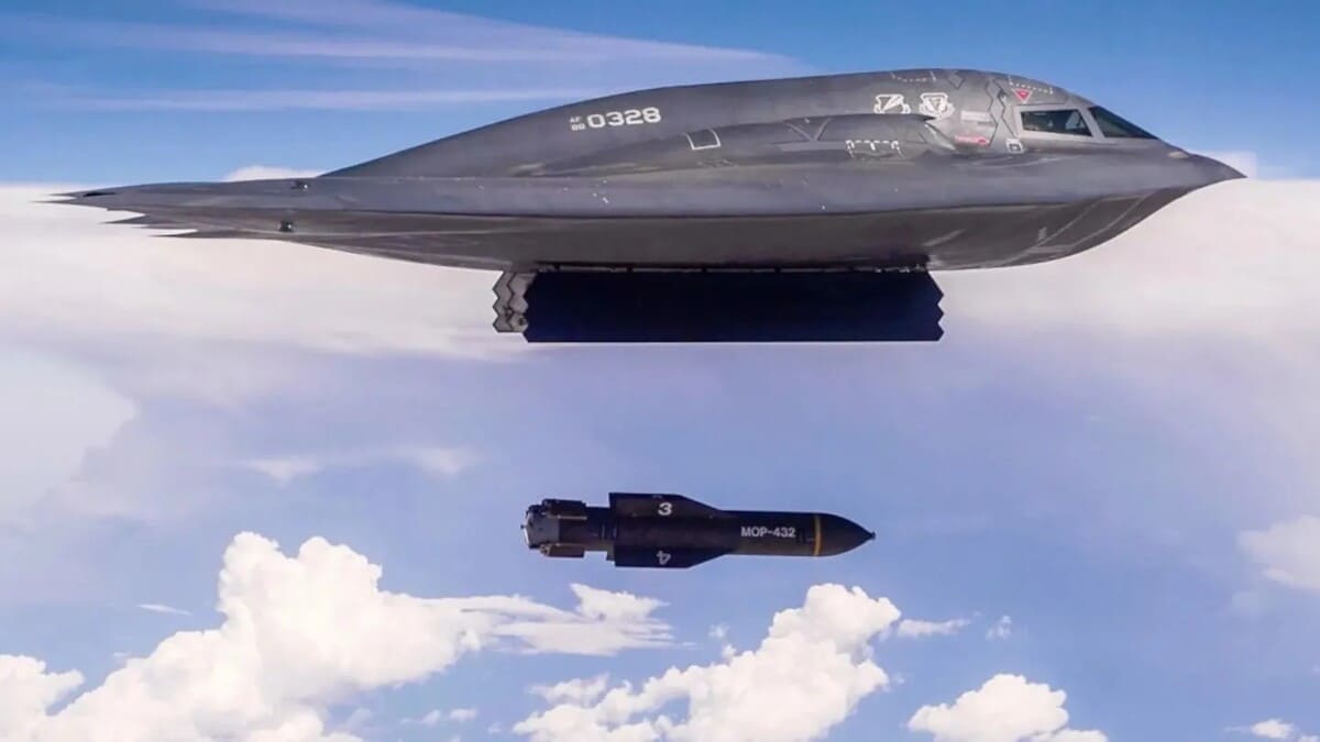 Бомбардировщик B-2 сбрасывает авиабомбу GBU-57 / © U.S. Air Force