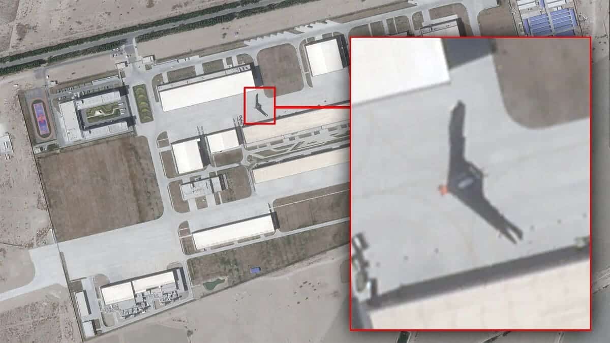 Неизвестный китайский военный самолет на секретном аэродроме Малан / © Planet Labs