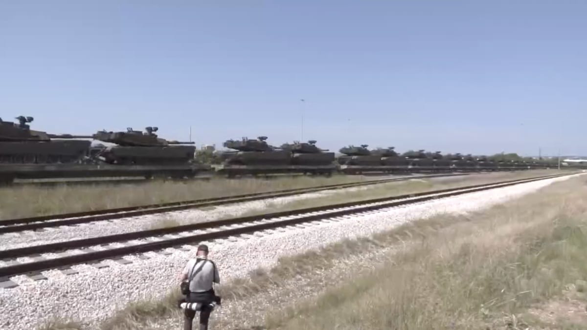 Танки M1A2 «Abrams» и бронемашины «Bradley» на железнодорожной платформе перед разгрузкой в Вашингтоне. Военная техника доставлена из Техаса к предстоящему параду. / U.S. Army / © Пресс-служба, CC BY