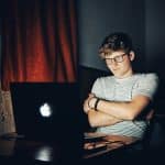 Подростки оказались зависимы от интернета из-за неуверенности и неудовлетворенности жизнью