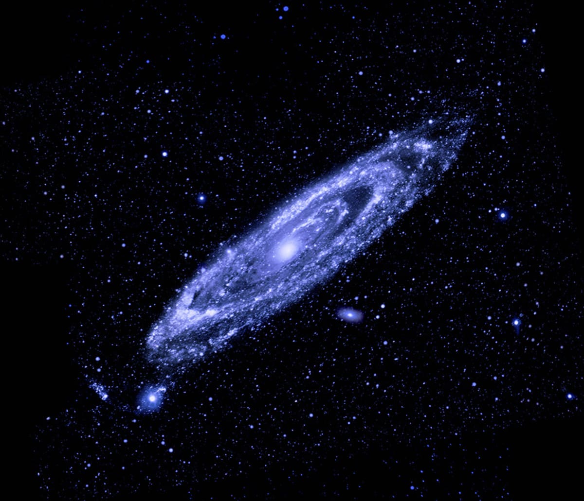 Галактика Андромеды в ультрафиолетовом диапазоне / © NASA